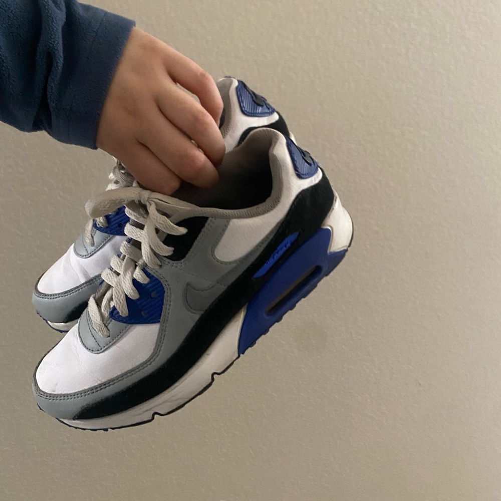 Air maxes women’s size 9 men’s size 7